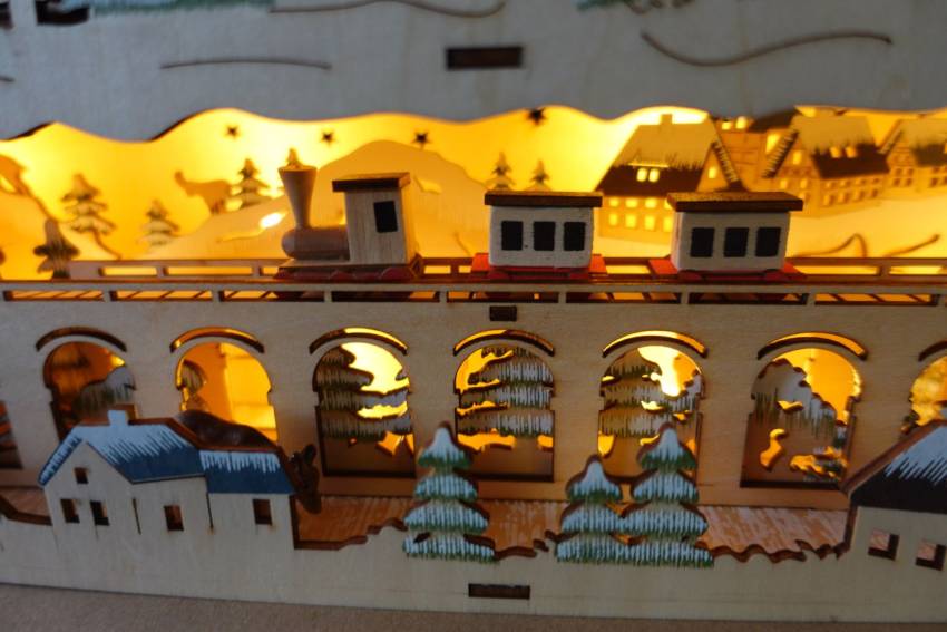 Schwibbogen-Fensterbank Schwibbogenbank beleuchtet mit Eisenbahn Bank Seiffener Winterwald