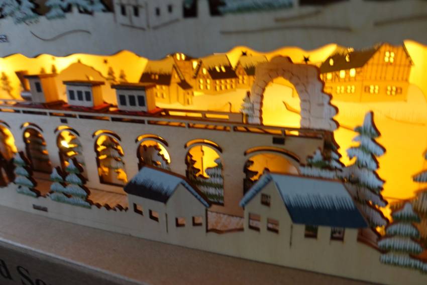 Schwibbogen-Fensterbank Schwibbogenbank beleuchtet mit Eisenbahn Bank Seiffener Winterwald