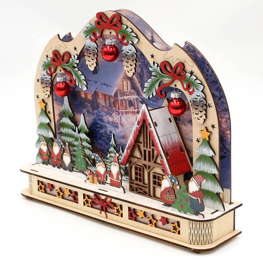 Hochwertige Laserholz‑Weihnachtsszene mit Wichteln, roten Kugeln und feinen Ausschnitten. LED‑Beleuchtung und Timerfunktion machen die Deko zu einem stimmungsvollen Highlight.