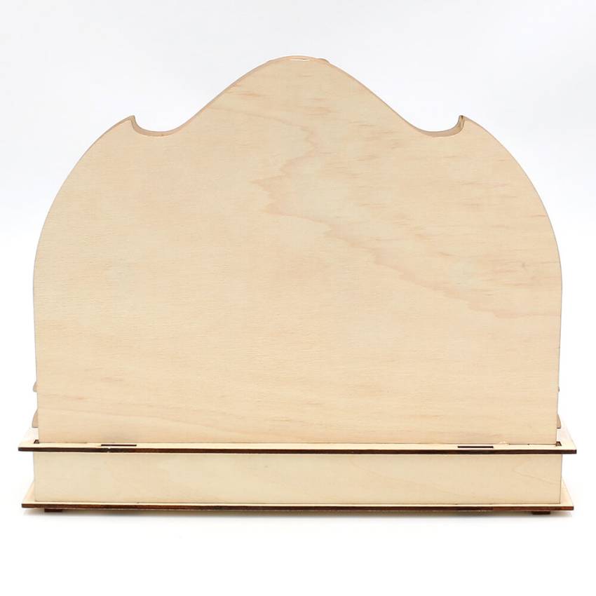 Eine farbenfrohe Weihnachtswichtel‑Szene aus Laserholz mit roten Kugeln, LED‑Beleuchtung und winterlichem Hintergrund. Warmes Licht und liebevolle Details schaffen eine festliche Atmosphäre.