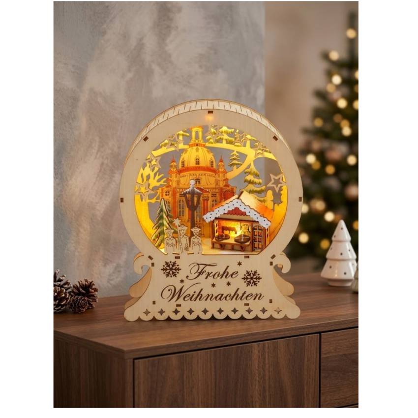 LED-Diorama „Weihnachtsmarkt Dresden“ – Frauenkirche mit Timer auf sideboard leuchtend
