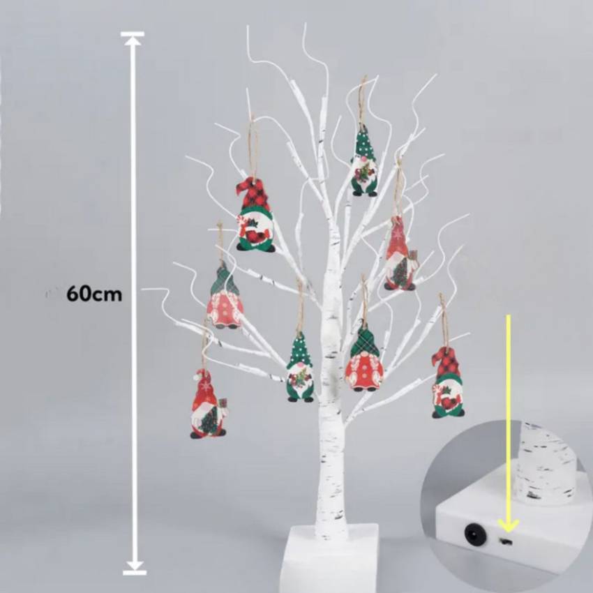 „Nahaufnahme eines Weihnachts-Wichtel-Ornaments am LED-Birnbaum – rote Mütze, grünes Outfit, hängend an beleuchtetem Ast“