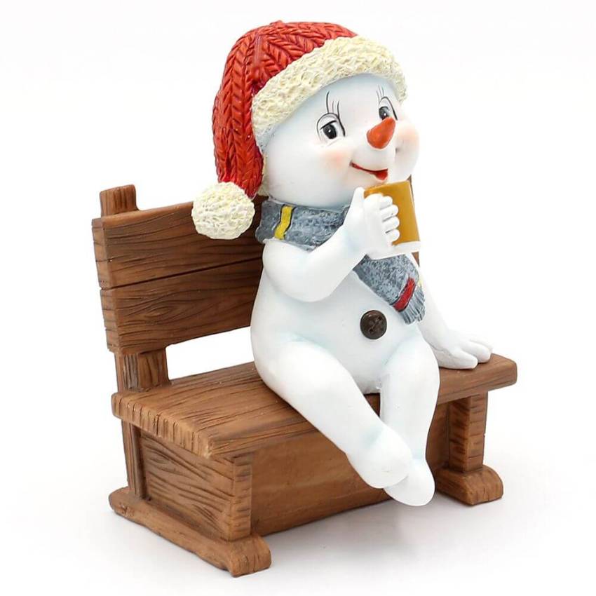 Ein Polyresin-Schneekind "Feierabend" mit Mütze und Schal, sitzend auf einer Bank, genießt ein Bierchen. Ein lustiges und humorvolles Weihnachtsdekorationsschema, das in der Größe 50-2333 erhältlich ist.