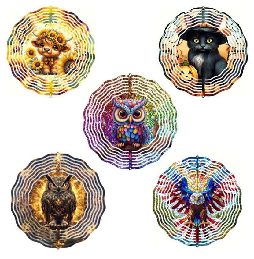 verschiedene Metall-Windspinner mit detailreicher Gestaltung, die durch ihre fließenden Bewegungen im Wind faszinieren. Dank der praktischen Aufhängung können sie an Bäumen, Balkongeländern oder Haken befestigt werden. Ideal als stilvolle Gartendeko und e