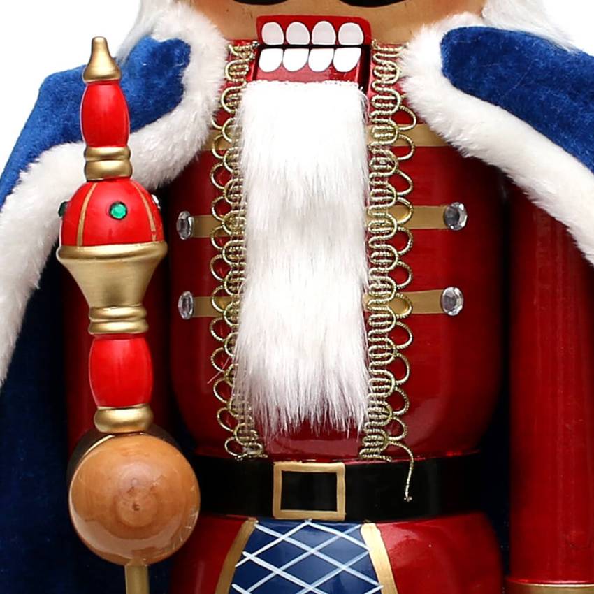 „Nahaufnahme des königlichen Zepters und der roten Uniform des XXL Nussknackers“