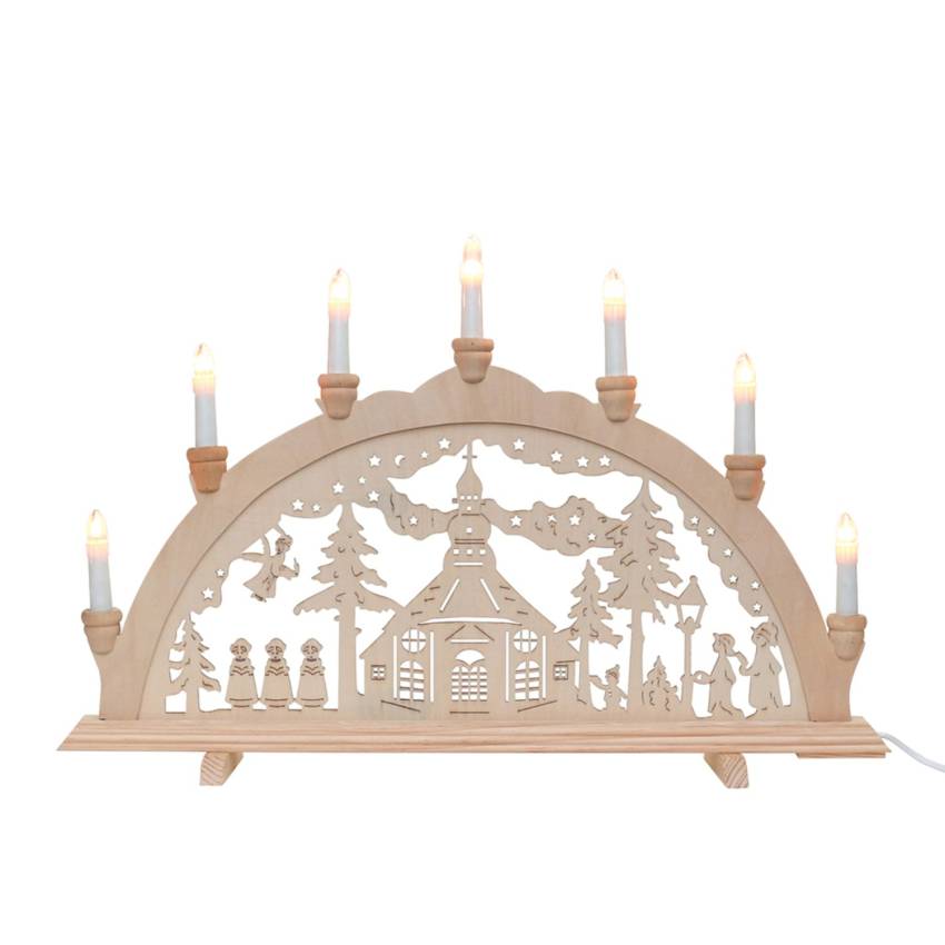 Ein traditionell hergestellter Lichterbogen aus originalHolzkunst, gefertigt mit Liebe und Sorgfalt, beleuchtet die Seiffener Kirche in all ihrer 7-flammigen Pracht.