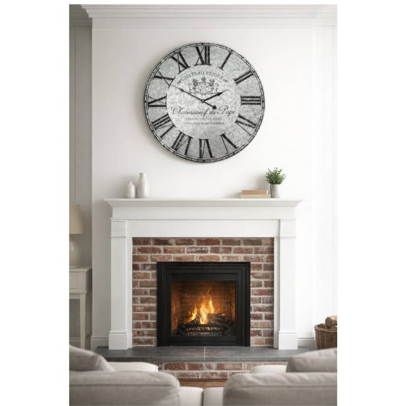 „Rundes Metall‑Ziffernblatt mit römischen Zahlen und dekorativem französischem Wappen“