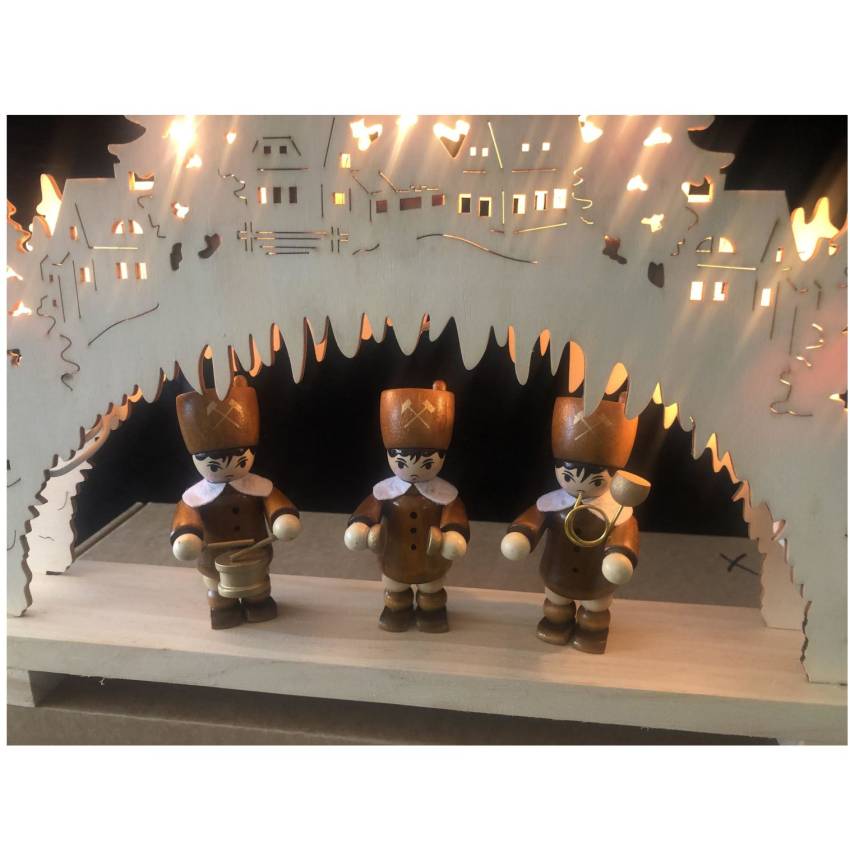 Holz-Schwibbogen zeigt eine traditionelle Bergmann-Kapelle mit drei XL Bergmannsfiguren