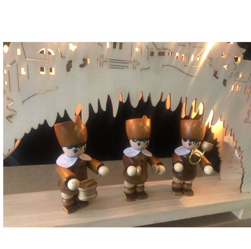 Holz-Schwibbogen zeigt eine traditionelle Bergmann-Kapelle mit drei XL Bergmannsfiguren