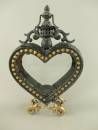 Die herzliche Valentinstag- und Geschenkidee, die romantische Herz-Laterne aus Metall mit goldfarbenen Ornamenten, die warme Atmosphäre schafft, mit Platz für ein Teelicht oder eine kleine Kerze.