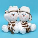 Schneekinderpaar sitzend braun weiße mützen